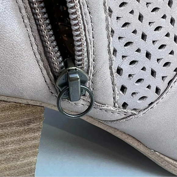 Sofft Leather Perforated Nude Ombré Block Heel Side Zipper Ankle Bootie Size 10M - Picture 13 of 15